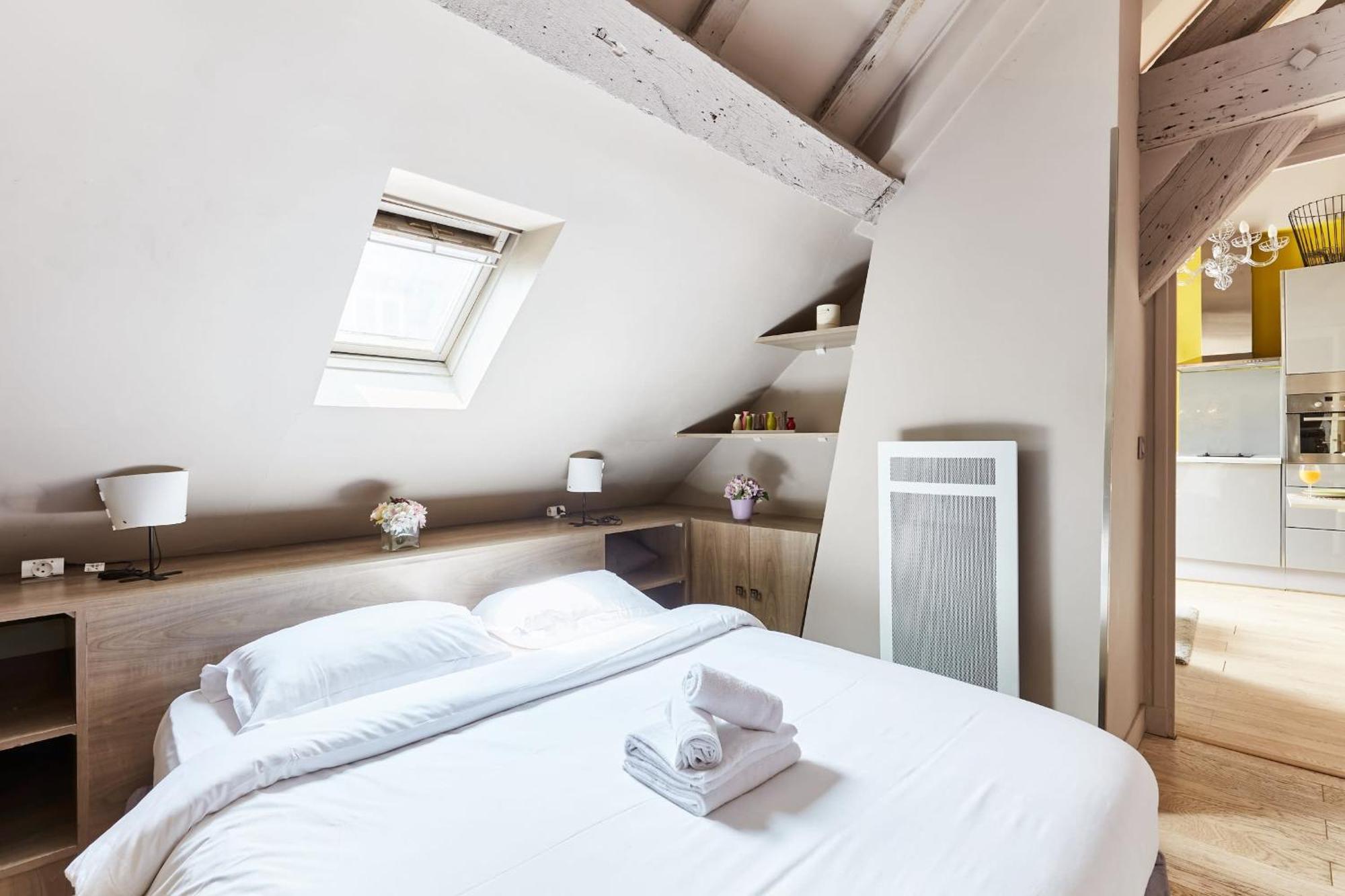 Place Des Vosges - 1Br With Balcony - Cityapartmentstay Paris Exteriör bild